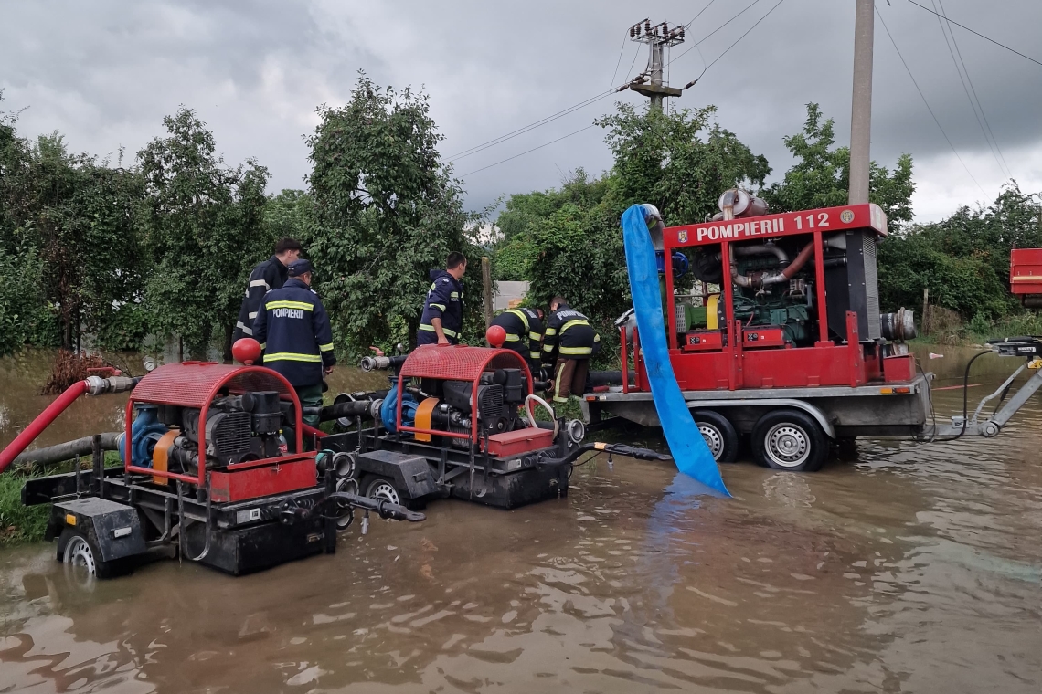Peste 75 de intervenții ale pompierilor prahoveni în urma fenomenelor meteo severe de ieri. Misiunile continuă și astăzi